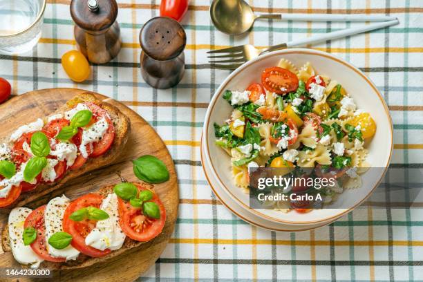 pasta salad, bruschetta tomato mozzarella - gastronomia mediterranea fotografías e imágenes de stock