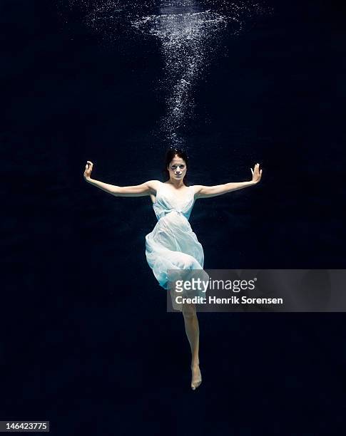 ballet dancer underwater - levitating foto e immagini stock