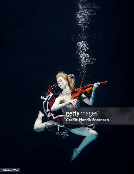 ballet dancer underwater with violin - classical stockfoto's en -beelden