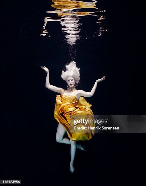 ballet dancer underwater - yellow dress - fotografias e filmes do acervo