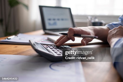 Concepto de contabilidad de negocios, Hombre de negocios usando calculadora con computadora portátil, presupuesto y papel de préstamo en el cargo. Concepto de contabilidad de negocios, Hombre de negocios usando calculadora con computadora portátil, presupuesto y papel de préstamo en el cargo.