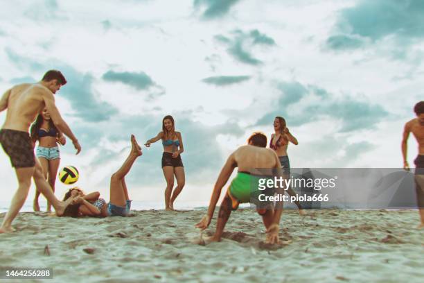 teenager friends at sea during summer - beach volley 個照片及圖片檔