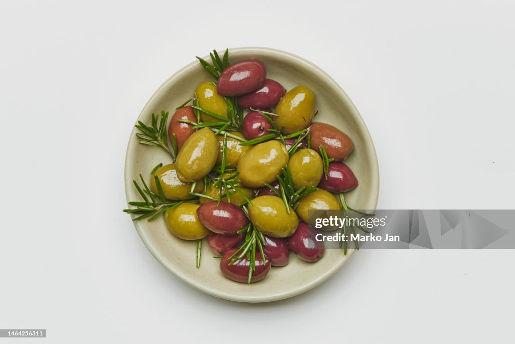 Oliven in Öl mit frischem Rosmarin
