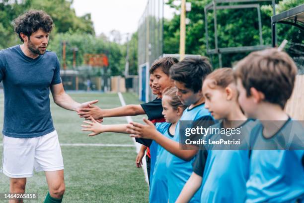 young soccer team training together in a mixed boys and girls group - teamevenement stockfoto's en -beelden