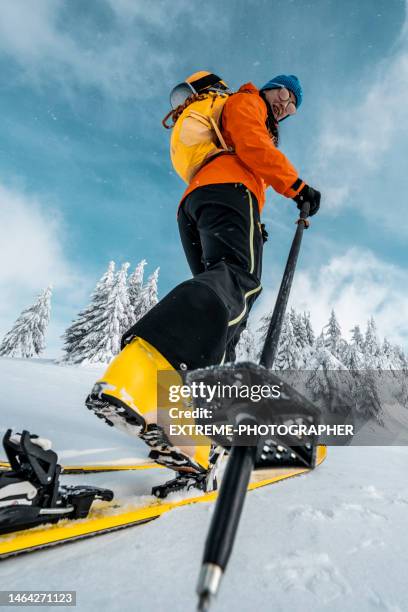 hautnah an schuh, ski, bindung und stock beim skitourenabenteuer - ski pole stock-fotos und bilder