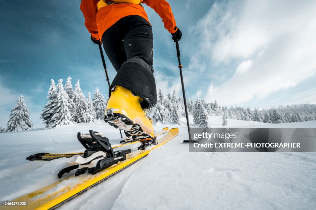 Gros plan sur une chaussure et un ski pendant l’aventure de ski de randonnée