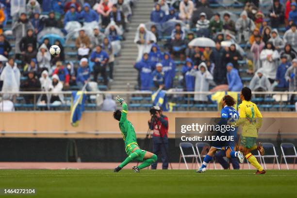 Takenori Hayashi of Oita Trinita scores the team's first goal during the J.League J1 promotion play-off final between Oita Trinita and JEF United...