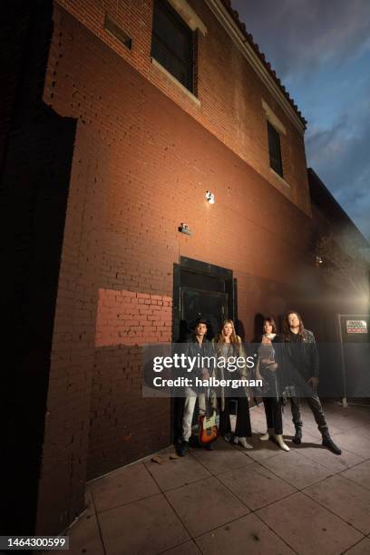 banda de rock de pie junto a la puerta del escenario - bandas-de-rock fotografías e imágenes de stock