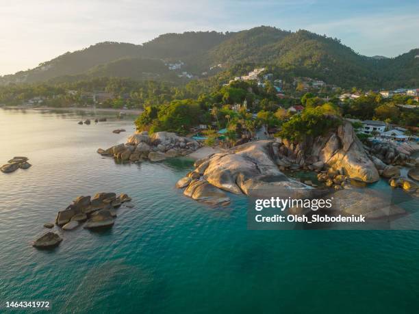 vue aérienne des rochers sur l’île de koh samui - province de surat thani photos et images de collection