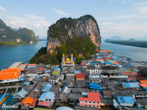 vista aerea del villaggio galleggiante nella baia di phang nga - roccia carsica foto e immagini stock