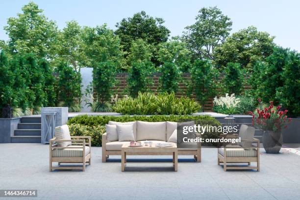 moderne terrasse mit sofa, sesseln, couchtisch und gartenblick hintergrund - modern furniture stock-fotos und bilder