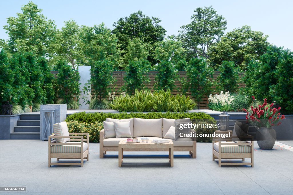 Patio moderno con sofá, sillones, mesa de café y fondo con vista al jardín