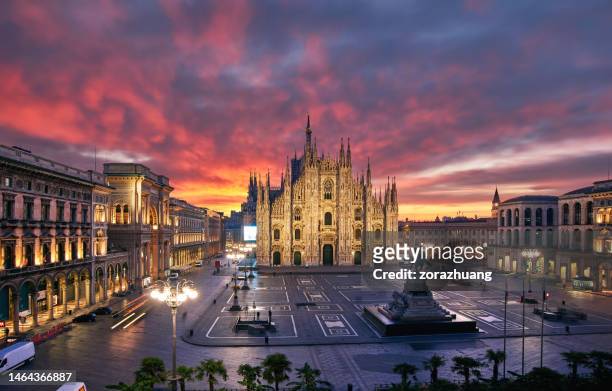 duomo di milano en un dramático cielo rosa al amanecer, milán, italia - catedral de milán fotografías e imágenes de stock