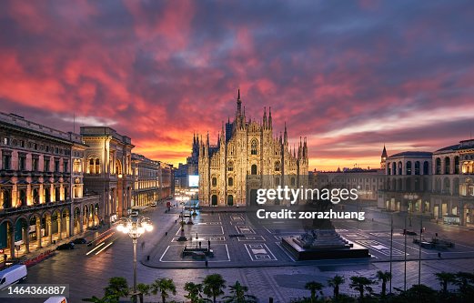 Duomo di Milano nel cielo rosa drammatico all'alba, Milano, Italia Duomo di Milano nel cielo rosa drammatico all'alba, Milano, Italia