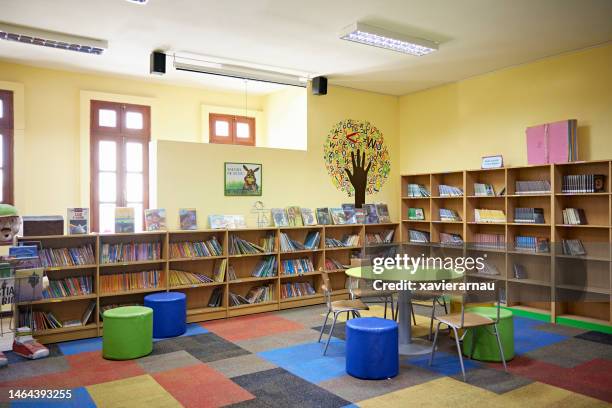 small library for elementary students - elementary school classroom stock pictures, royalty-free photos & images