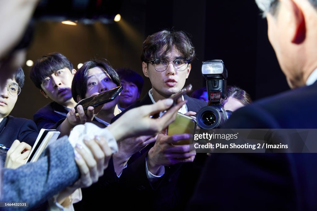 Politician, journalist, press conference, press interview, question