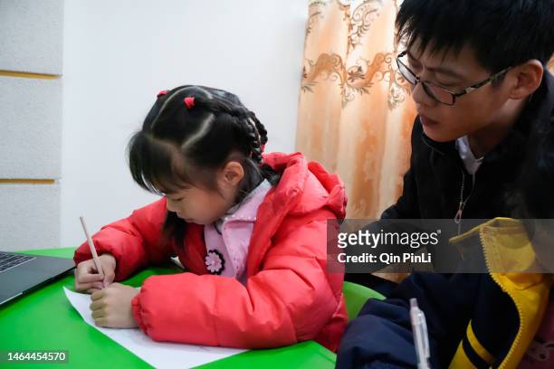 home arbeitszimmer - chinese tutor study stock-fotos und bilder