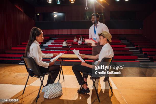 rehaearsing in class - speech rehearsal stock pictures, royalty-free photos & images