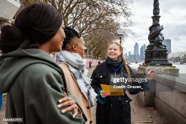 jovem turista multiétnico em londres, seguido de guia turístico privado - guide - fotografias e filmes do acervo