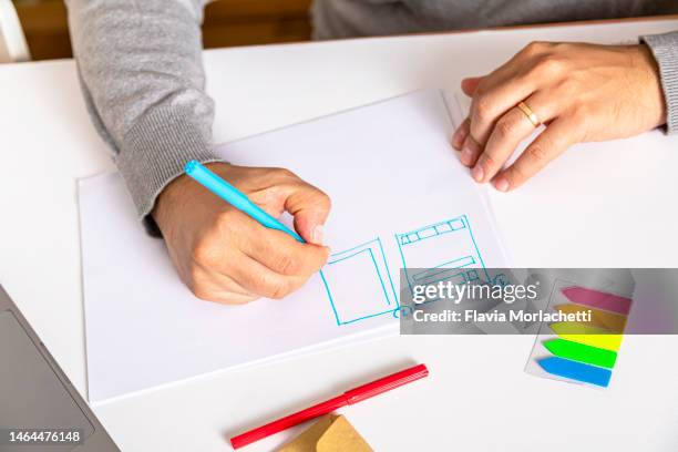 drawing wire frame on desk - designer wireframe stockfoto's en -beelden