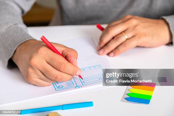 drawing wire frame on desk - designer wireframe stockfoto's en -beelden