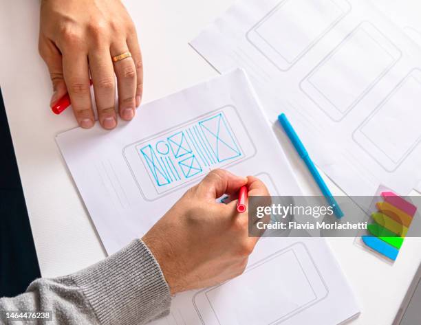 drawing wire frame on desk - designer wireframe stockfoto's en -beelden