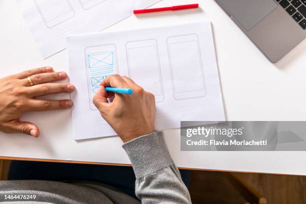 drawing wire frame on desk - designer wireframe stockfoto's en -beelden