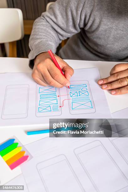 drawing wire frame on desk - designer wireframe stockfoto's en -beelden