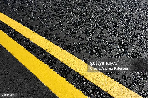 double yellow lines - yellow line stockfoto's en -beelden