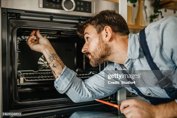 damage oven check - handyman stockfoto's en -beelden