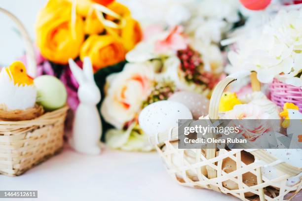 easter baskets with eggs and chicklings, rabbit and flowers. - chicken decoration stock-fotos und bilder