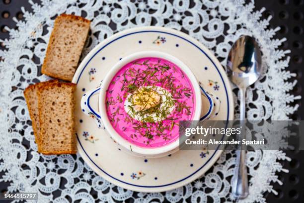 traditional polish cold beetroot soup chlodink, high angle view - cultura polonesa - fotografias e filmes do acervo