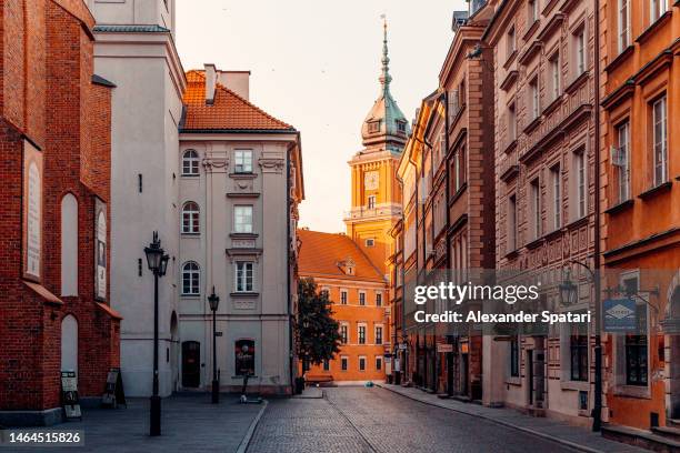street in warsaw old town in the morning, poland - warschau stock-fotos und bilder