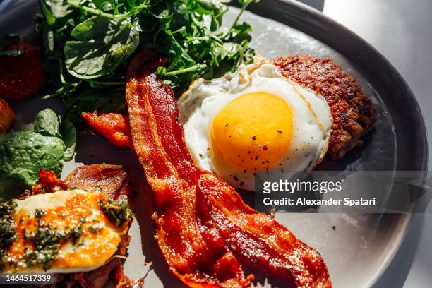 keto breakfast with fried egg, bacon, cheese, ground beef and salad - bacon imagens e fotografias de stock