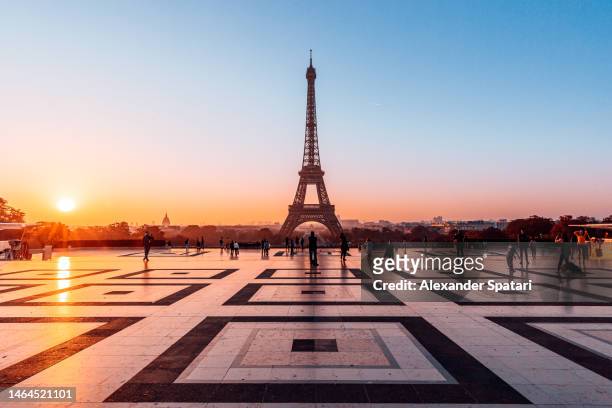 eiffel tower and trocadero square at sunrise, paris, france - paris stock-fotos und bilder