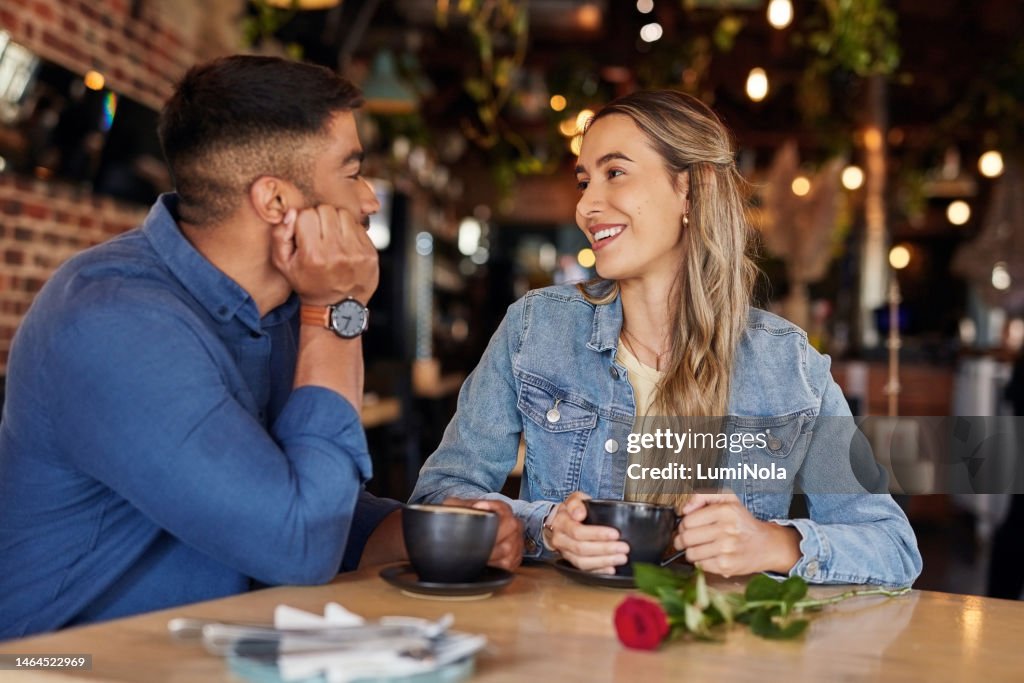 Café, rendez-vous et couple d’amis avec rose pour la Saint-Valentin, l’anniversaire ou l’amour au restaurant bokeh. Des personnes heureuses de la diversité ou une femme avec un partenaire amoureux au café le soir pour des discussions sociales