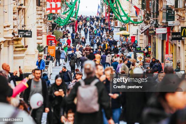 überfüllte einkaufsstraße in valletta, malta - fußgängerzone stock-fotos und bilder