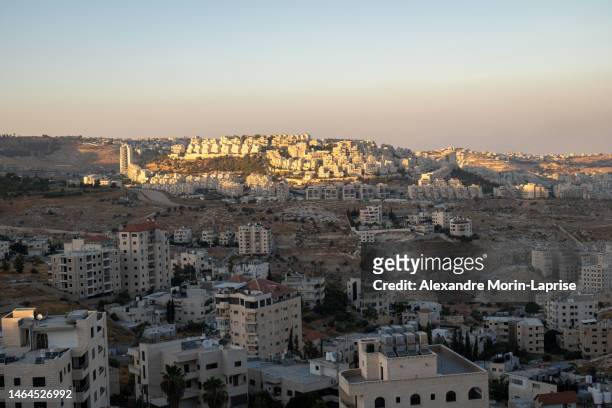 bethlehem, west bank, palestine - 22 july 2022: cityscape at dusk with last sun rays over the white stone buildings - palestina foto e immagini stock
