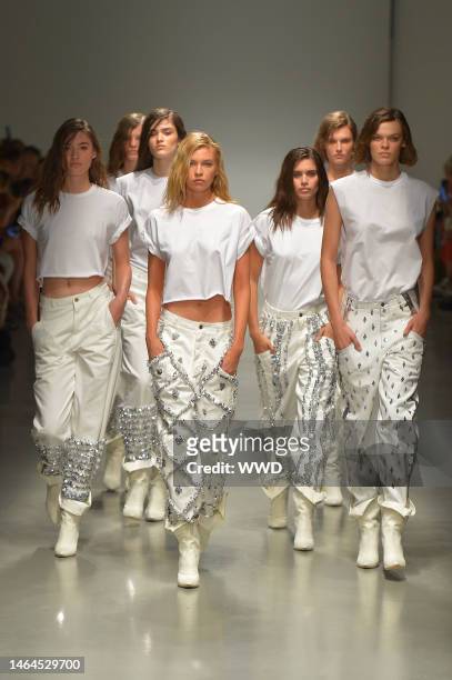 Stella Maxwell, Sara Sampaio and models on the catwalk