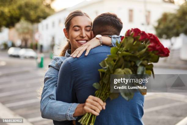 blumen, liebe und umarmung des paares in der stadt für geschenk, romantik und beziehungsjubiläum. glückliche frau, rosenstrauß und umarmender mann für überraschungsgeschenk, pflege und lächeln auf outdoor-date zusammen in der stadt - man giving flowers stock-fotos und bilder