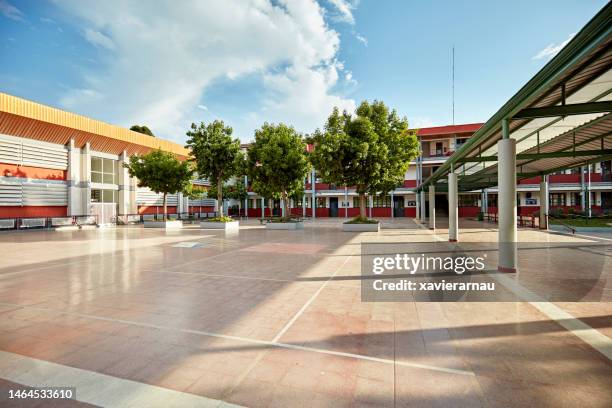 soleggiato campus elementare - scuola privata foto e immagini stock