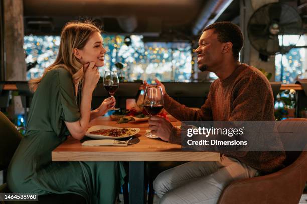 happy couple on valentines date. - daten stockfoto's en -beelden