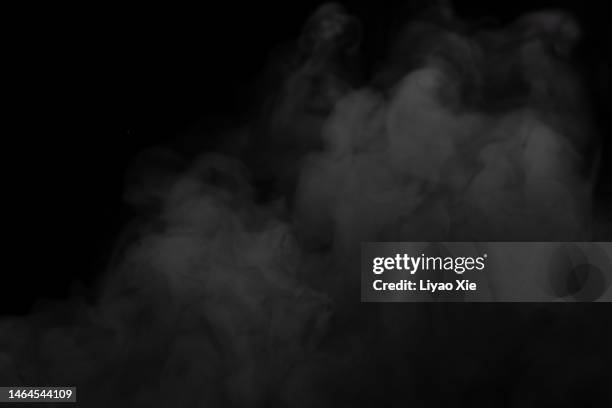 smoke in black background - zwarte achtergrond stockfoto's en -beelden