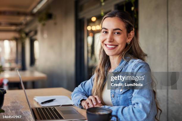 porträt, entspannung und laptop mit frau im café für planung, networking und remote-arbeit. technologie, website und social media mit freiberuflichem mädchen im café für studium, forschung und bloggen - 24 hour stock-fotos und bilder