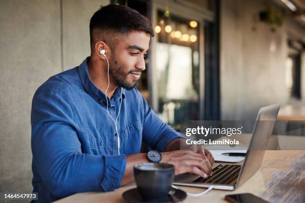 uomo, auricolari o laptop che digitano in un bar o in un ristorante per studiare all'università, al college o alla scuola con l'app podcast di apprendimento. musica per studenti, tecnologia o istruzione per la ricerca di laurea in campus remoto - perito foto e immagini stock