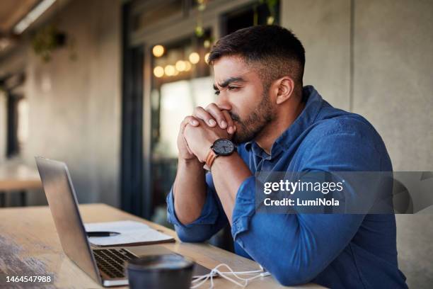 hombre de negocios, confundido o pensando con computadora portátil en cafetería, cafetería o restaurante con planificación de sitios web, diseño de ux o logotipo. duda, qué o trabajador con expresión facial, tecnología de trabajo remoto o falla - enredado fotografías e imágenes de stock