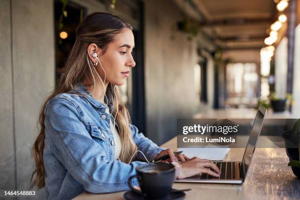 musik, forschung und laptop mit frau im café für planung, networking und remote-arbeit. podcast, streaming und social media mit mädchen, die im café tippen, um nachrichten zu lernen, sich zu entspannen und zu bloggen - cafe laptop junge frau stock-fotos und bilder