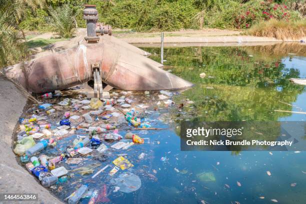 plastic waste. - contaminación de aguas fotografías e imágenes de stock