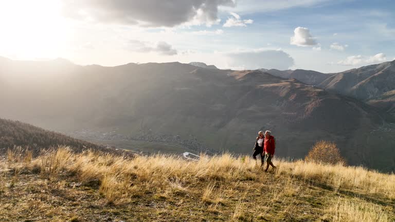 https://media.gettyimages.com/id/1464573511/video/aerial-view-of-mature-hiking-couple-enjoying-mountain-view.jpg?b=1&s=640x640&k=20&c=6hq1S9EQtEpCdDeP34ezV1D5jwjZWmf_2yn7vCuiujw=