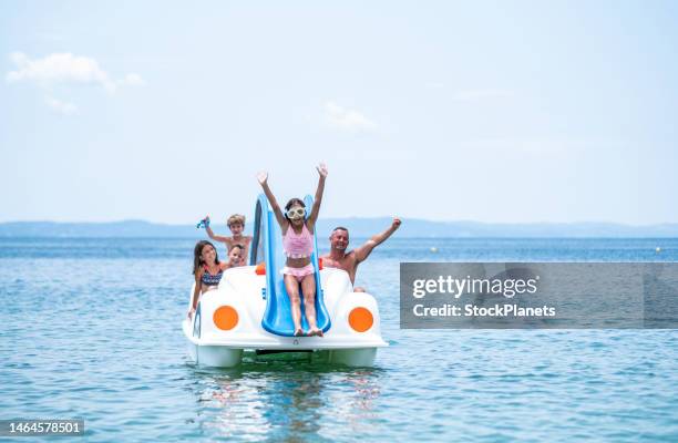 padre e figli viaggiano in pedalò. - pedal boat foto e immagini stock